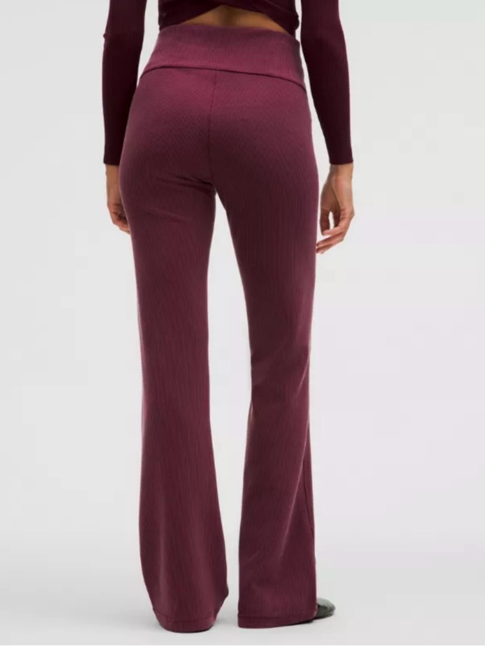 LuluLemon Ribbed Softstreme Flared Pant
Regular in Garnet Size 4 - Picture 2 of 7